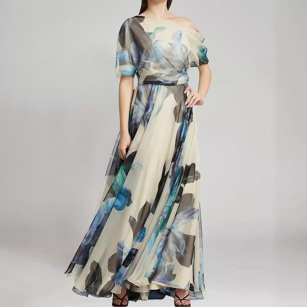 Kvinna elegant chiffongklänning med off-shoulder design och blommönster Mirla-Eva Jonsson