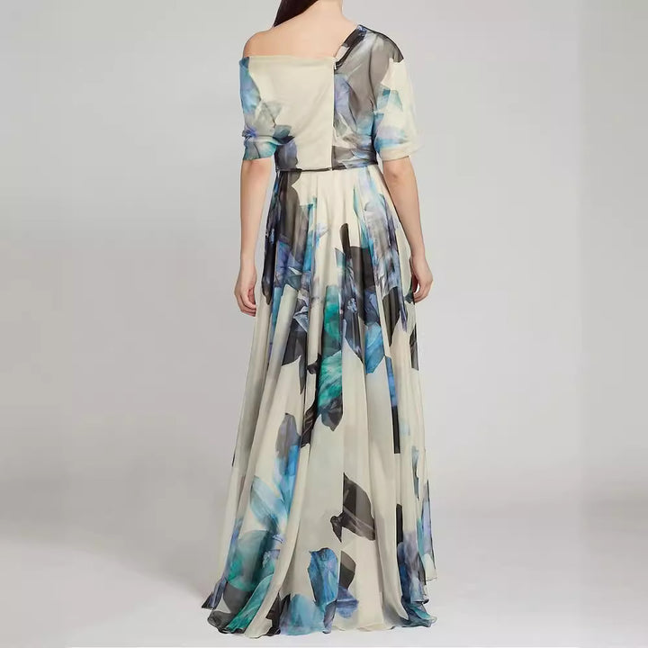 Kvinna elegant chiffongklänning med off-shoulder design och blommönster Mirla-Eva Jonsson