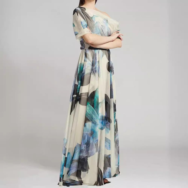 Kvinna elegant chiffongklänning med off-shoulder design och blommönster Mirla-Eva Jonsson