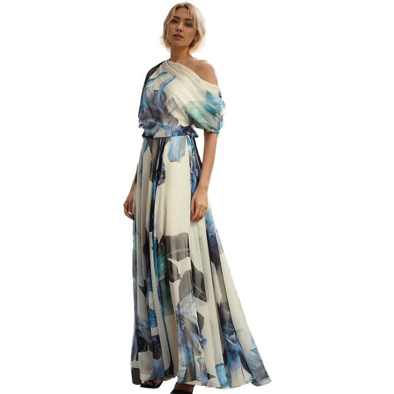 Kvinna elegant chiffongklänning med off-shoulder design och blommönster Mirla-Eva Jonsson