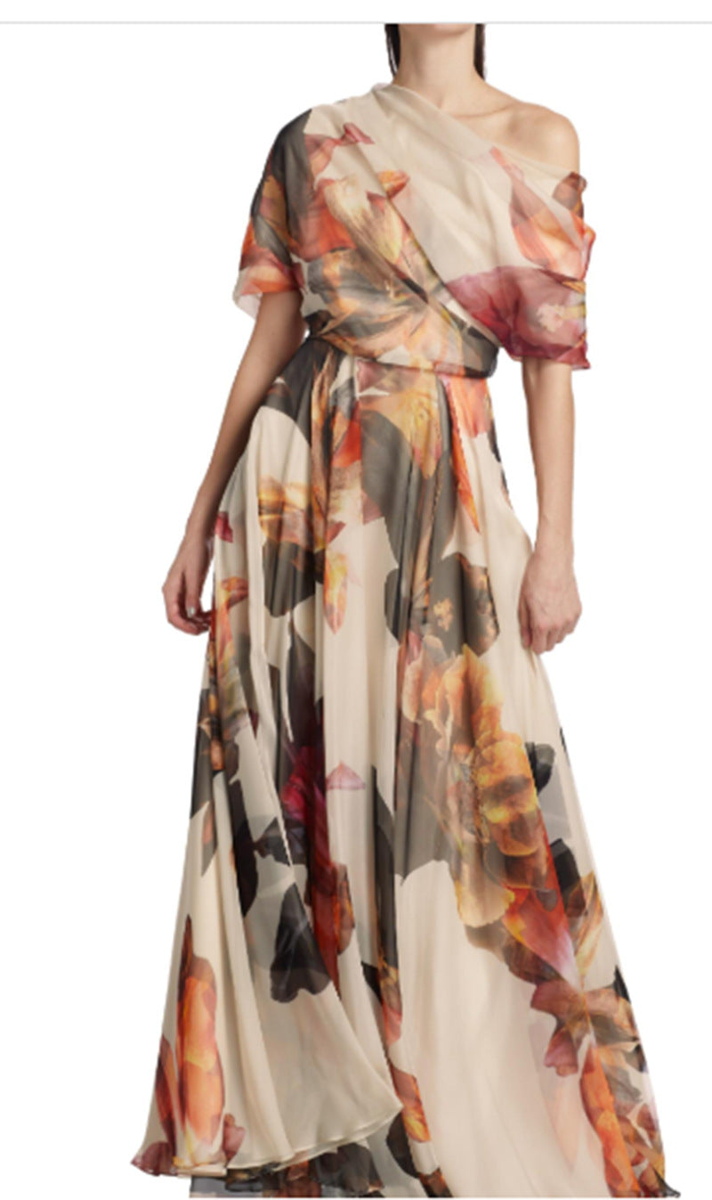 Kvinna elegant chiffongklänning med off-shoulder design och blommönster Mirla-Eva Jonsson