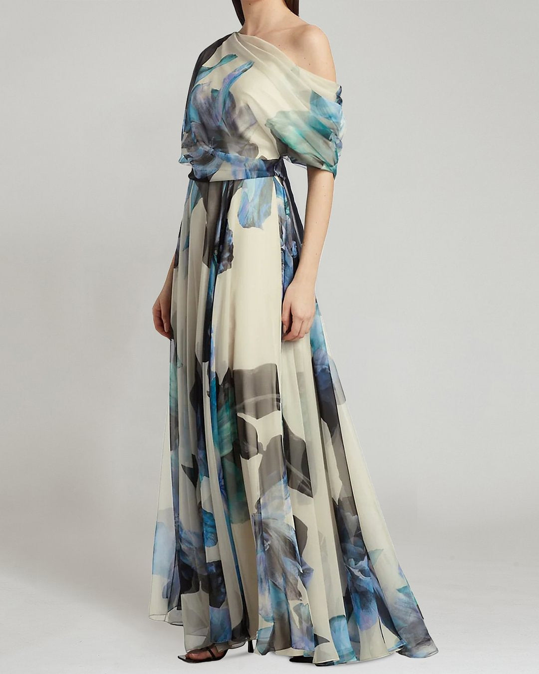 Kvinna elegant chiffongklänning med off-shoulder design och blommönster Mirla-Eva Jonsson