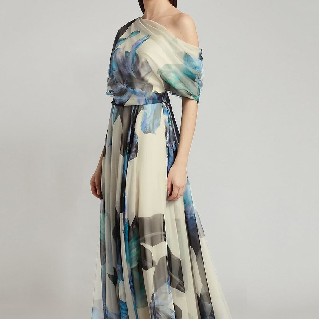 Kvinna elegant chiffongklänning med off-shoulder design och blommönster Mirla-Eva Jonsson