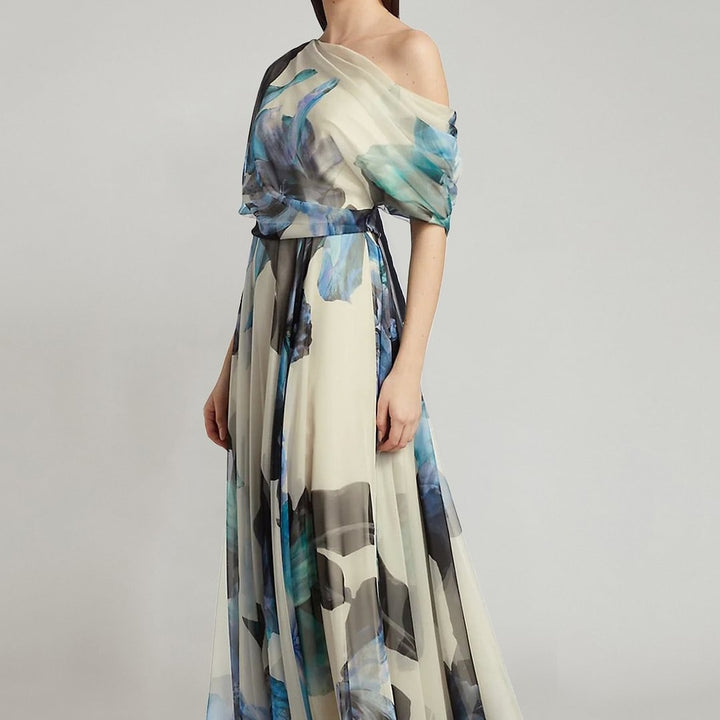 Kvinna elegant chiffongklänning med off-shoulder design och blommönster Mirla-Eva Jonsson