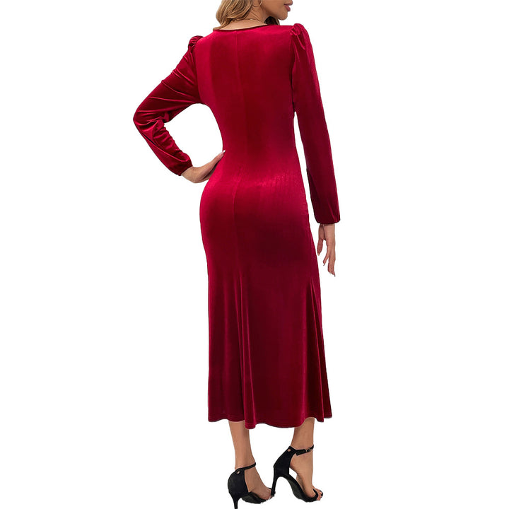 Kvinna elegant sammets midi klänning med långa ärmar och hjärtformad halsringning Mirla-Eva Jonsson