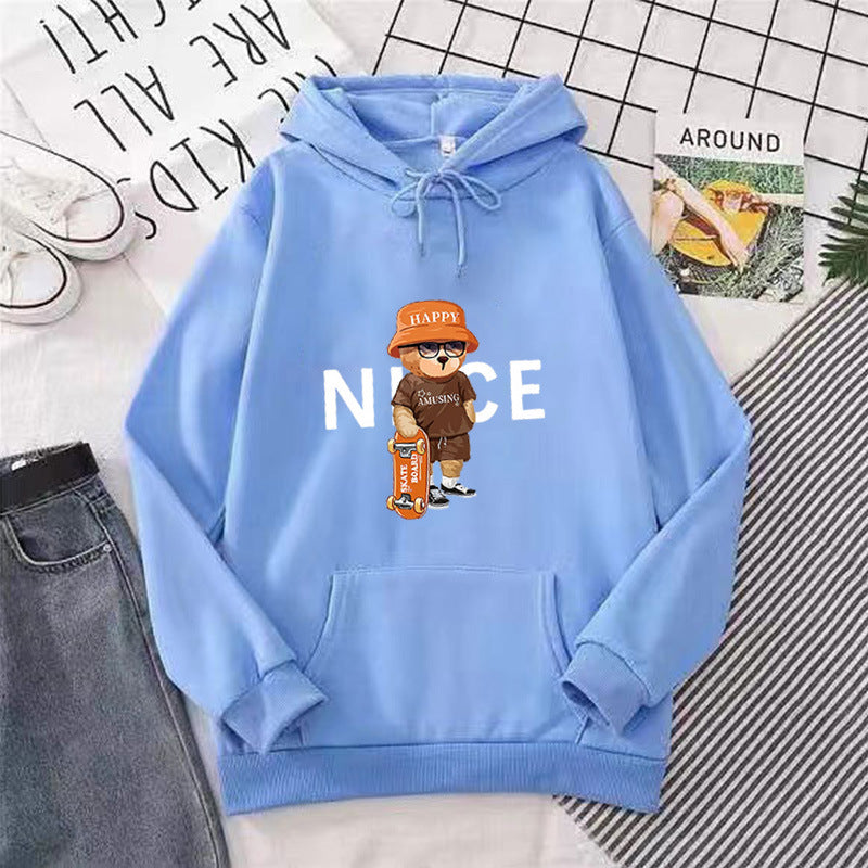 Kvinna hoodie med livlig tecknad design Mirla-Eva Jonsson