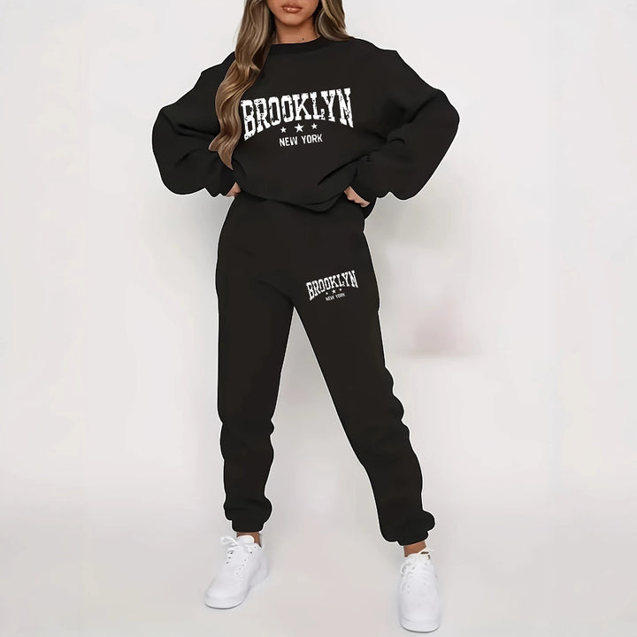 Kvinna hoodie och jogger-set med urban Brooklyn-design Mirla-Eva Jonsson
