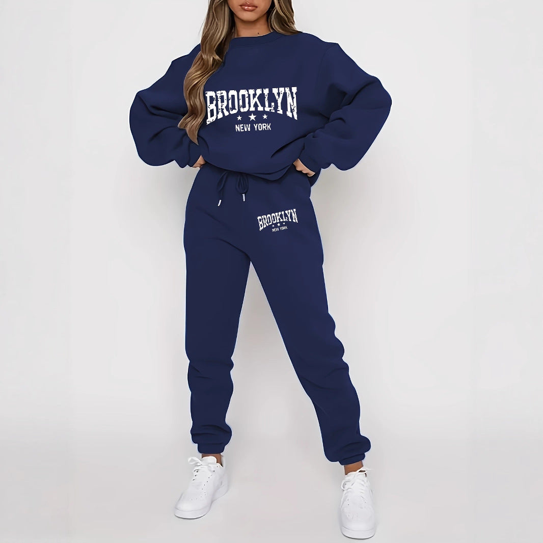 Kvinna hoodie och jogger-set med urban Brooklyn-design Mirla-Eva Jonsson