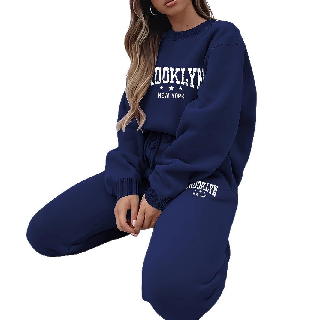 Kvinna hoodie och jogger-set med urban Brooklyn-design Mirla-Eva Jonsson