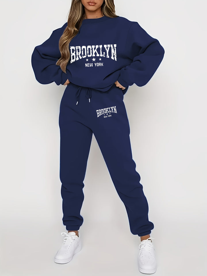Kvinna hoodie och jogger-set med urban Brooklyn-design Mirla-Eva Jonsson