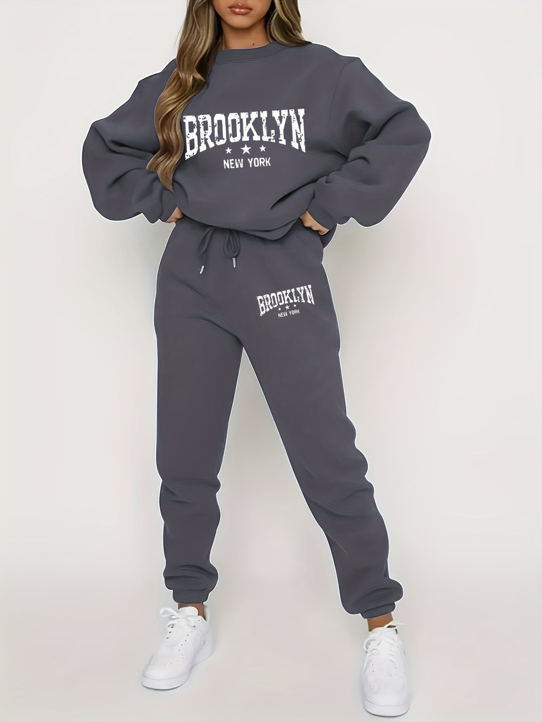 Kvinna hoodie och jogger-set med urban Brooklyn-design Mirla-Eva Jonsson