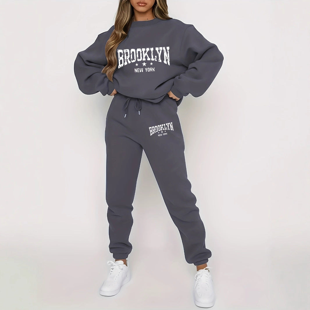 Kvinna hoodie och jogger-set med urban Brooklyn-design Mirla-Eva Jonsson