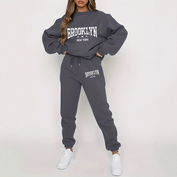 Kvinna hoodie och jogger-set med urban Brooklyn-design Mirla-Eva Jonsson