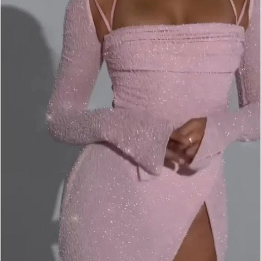 Kvinna kvällsklänning med glittrande material och elegant slits-Eva Jonsson
