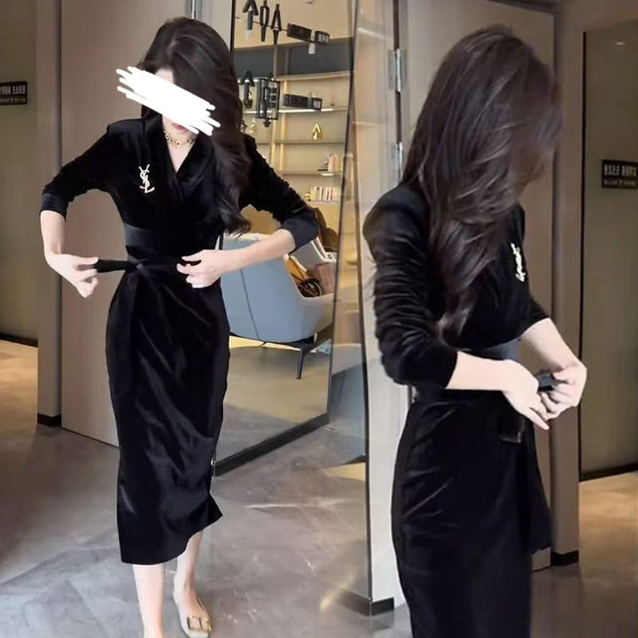 Kvinna långärmad klänning med elegant omslagdesign och stilfull volangslut-Eva Jonsson