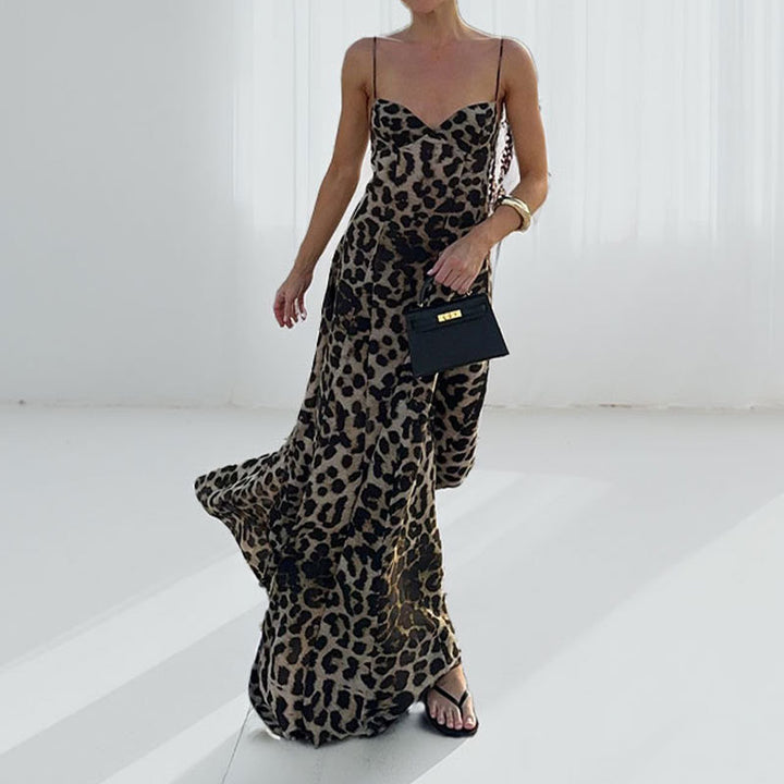 Kvinna maxi klänning med djup urringning och elegant leopardmönster Mirla-Eva Jonsson
