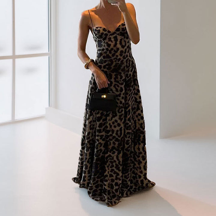 Kvinna maxi klänning med djup urringning och elegant leopardmönster Mirla-Eva Jonsson