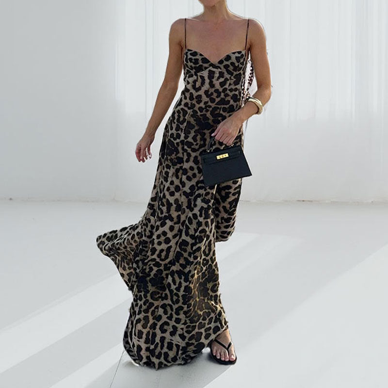 Kvinna maxi klänning med djup urringning och elegant leopardmönster Mirla-Eva Jonsson