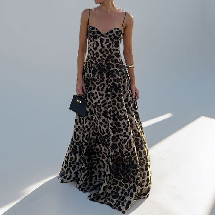 Kvinna maxi klänning med djup urringning och elegant leopardmönster Mirla-Eva Jonsson