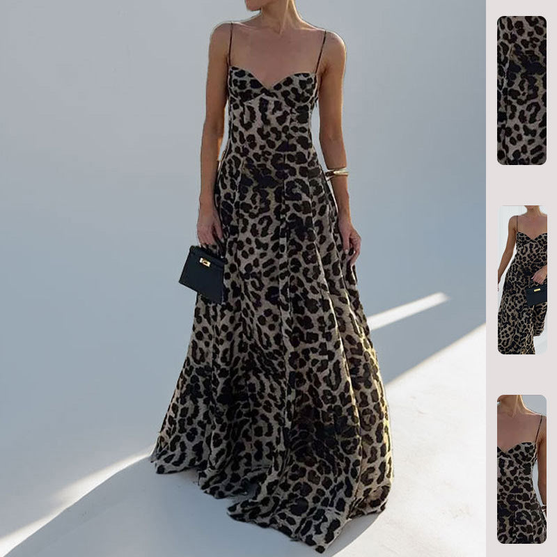 Kvinna maxi klänning med djup urringning och elegant leopardmönster Mirla-Eva Jonsson