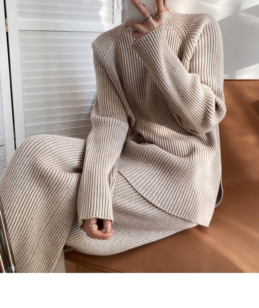 Kvinna stickad dräkt med vida byxor och elegant överdel Mirla-Eva Jonsson