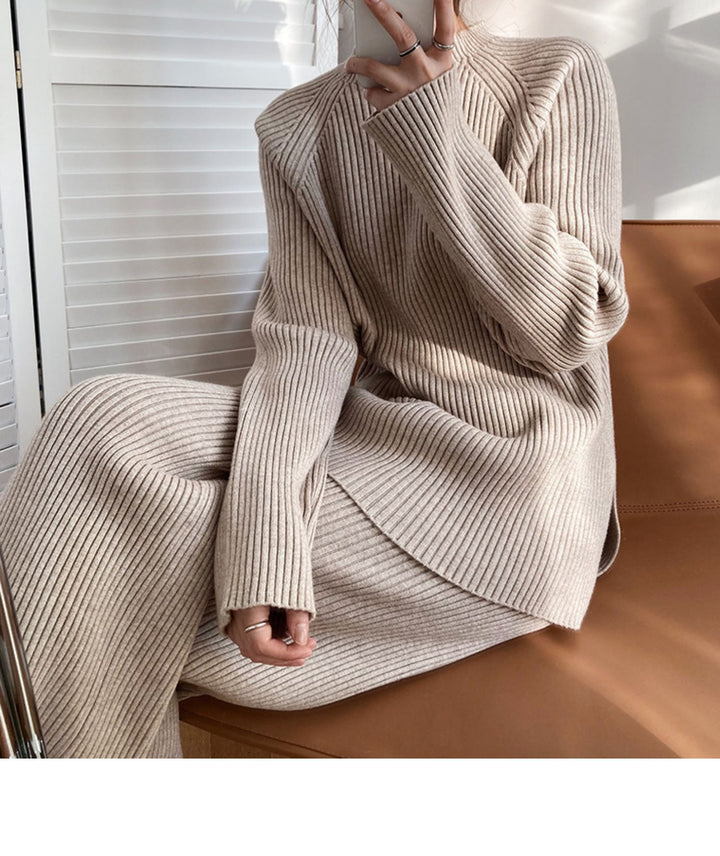 Kvinna stickad dräkt med vida byxor och elegant överdel Mirla-Eva Jonsson