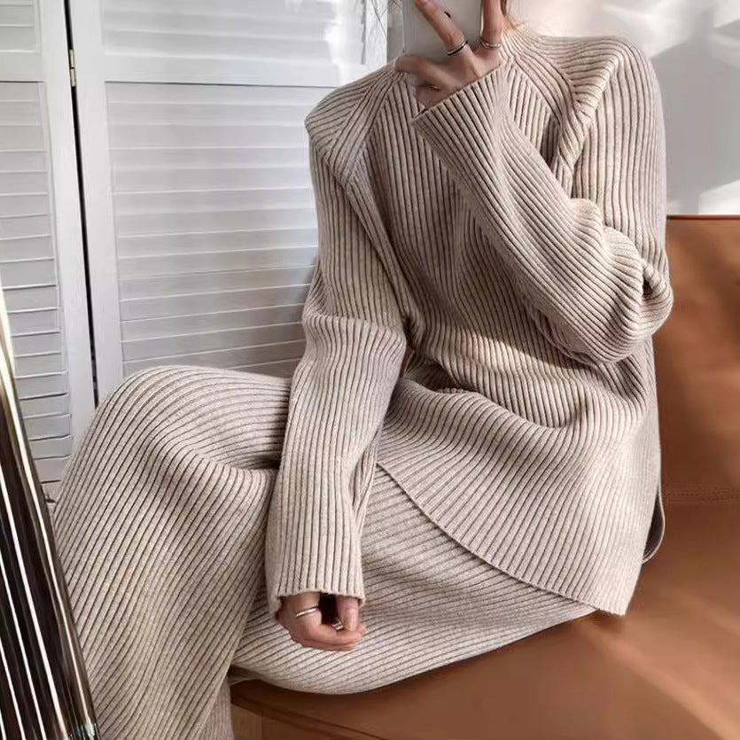 Kvinna stickad dräkt med vida byxor och elegant överdel Mirla-Eva Jonsson