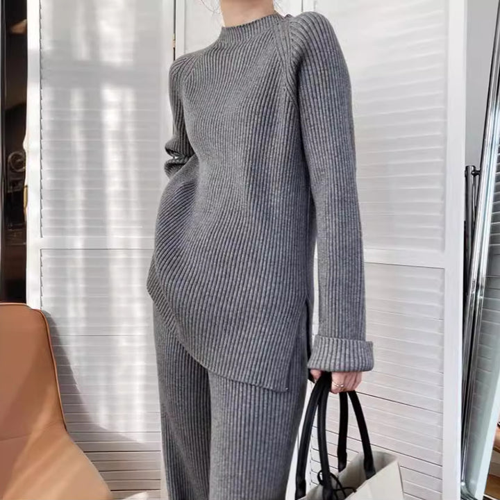 Kvinna stickad dräkt med vida byxor och elegant överdel Mirla-Eva Jonsson
