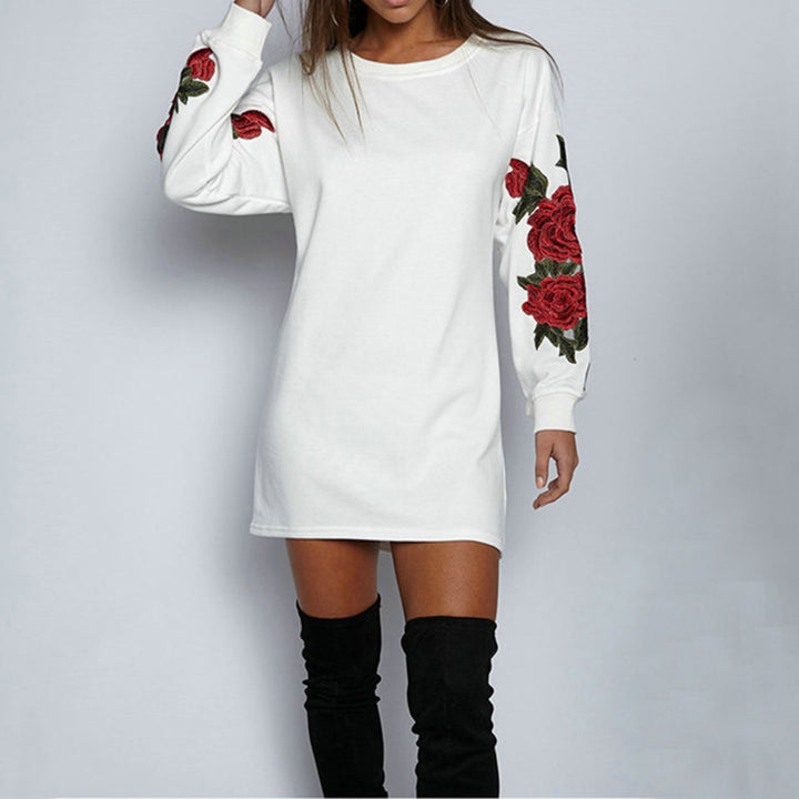 Kvinna sweatshirt klänning med blommig broderi design och vida ärmar Mirla-Eva Jonsson