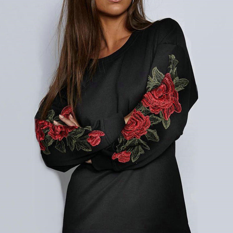 Kvinna sweatshirt klänning med blommig broderi design och vida ärmar Mirla-Eva Jonsson