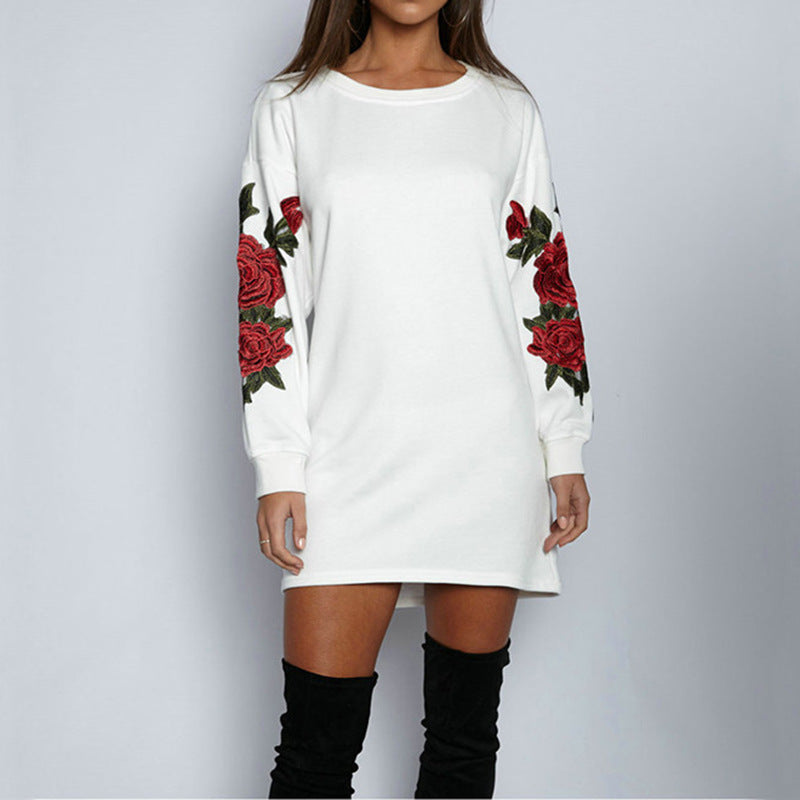 Kvinna sweatshirt klänning med blommig broderi design och vida ärmar Mirla-Eva Jonsson