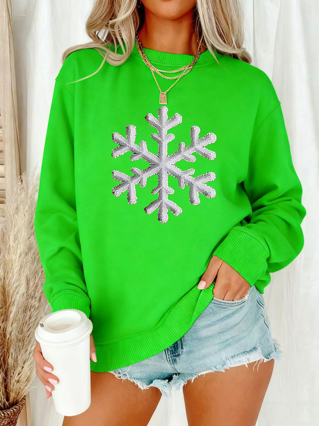 Kvinnas sweatshirt med glittrande snöflinge design och avslappnad passform Mirla-Eva Jonsson