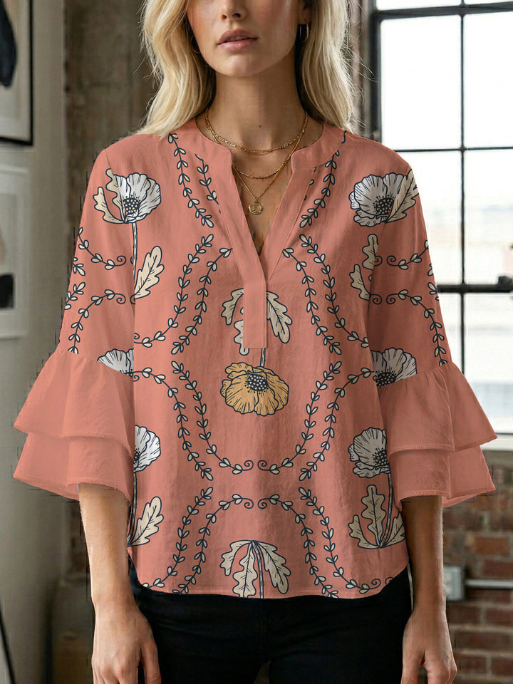 Kvinnblus med voluminösa rynkade ärmar och kreativt blommönster Mirla-Eva Jonsson