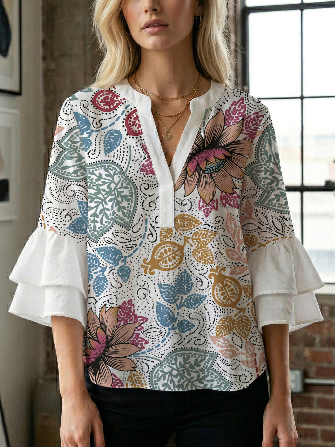 Kvinnblus med voluminösa rynkade ärmar och kreativt blommönster Mirla-Eva Jonsson