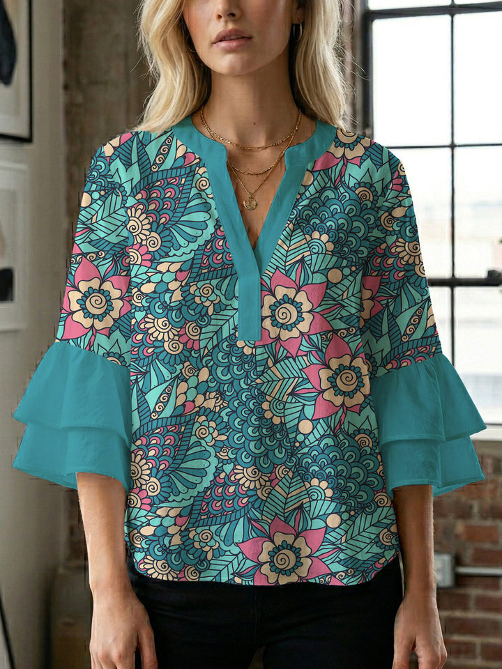 Kvinnblus med voluminösa rynkade ärmar och kreativt blommönster Mirla-Eva Jonsson