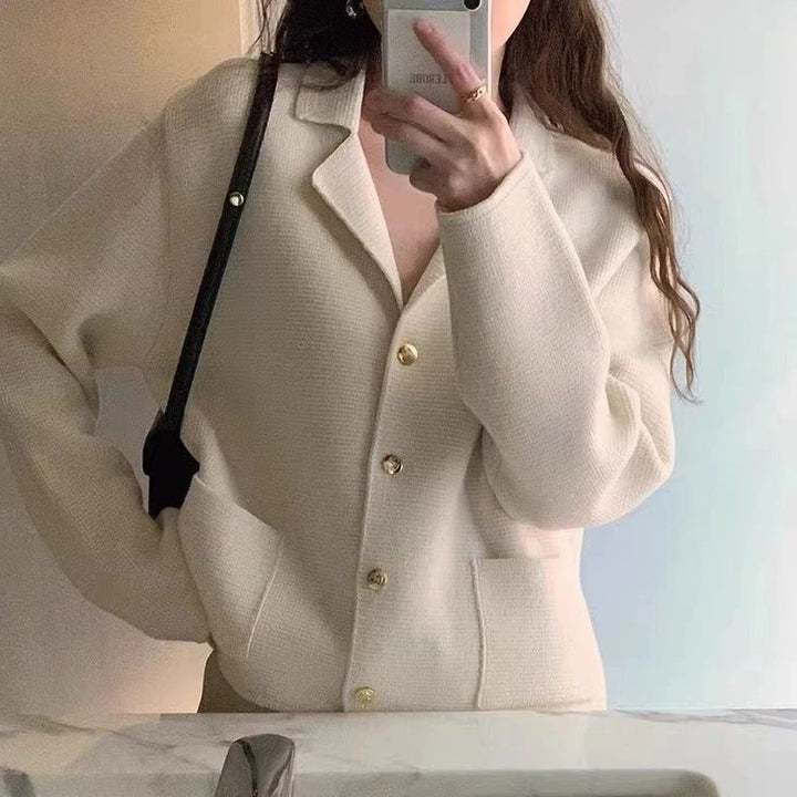 Kvinno Elegant Boucle Jacka med Gyldna Knappar Mirla-Eva Jonsson