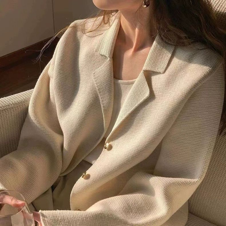 Kvinno Elegant Boucle Jacka med Gyldna Knappar Mirla-Eva Jonsson