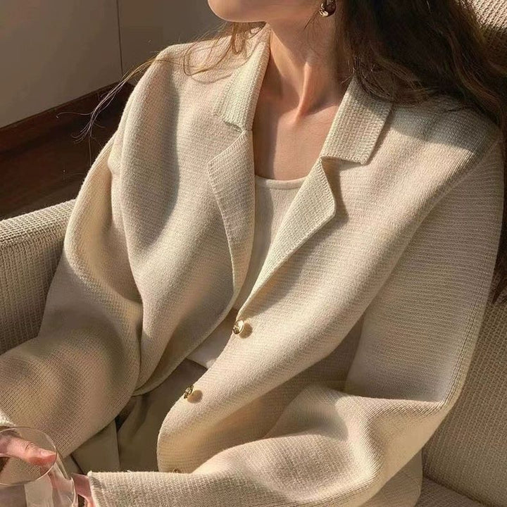 Kvinno Elegant Boucle Jacka med Gyldna Knappar Mirla-Eva Jonsson