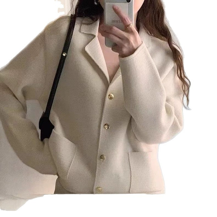Kvinno Elegant Boucle Jacka med Gyldna Knappar Mirla-Eva Jonsson