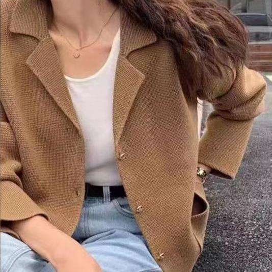 Kvinno Elegant Boucle Jacka med Gyldna Knappar Mirla-Eva Jonsson