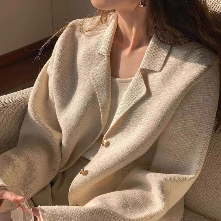Kvinno Elegant Boucle Jacka med Gyldna Knappar Mirla-Eva Jonsson