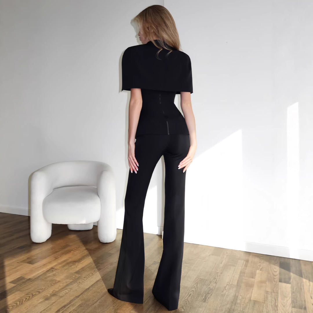 Kvinno Elegant Topp med Stilig Capekrage och Fitted Design-Eva Jonsson