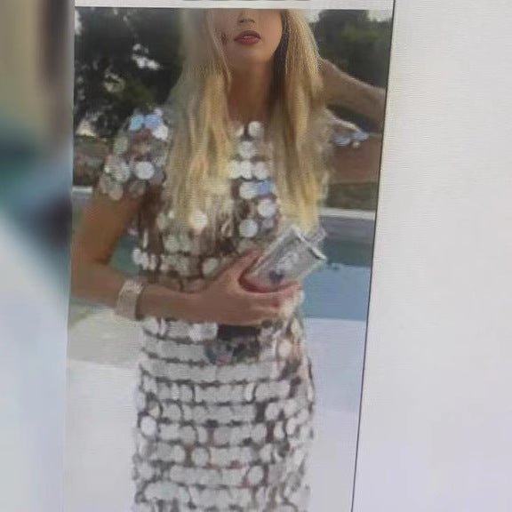 Kvinno Glittrande Kvällsklänning med Paljetter Trim och Figurformande Skärning Mirla-Eva Jonsson