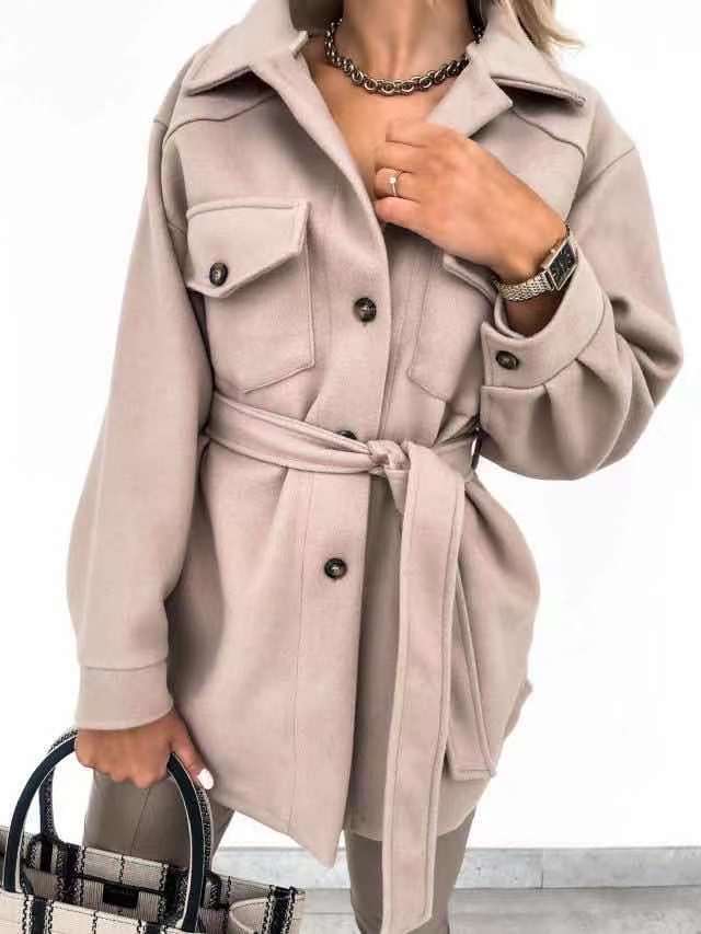 Kvinno Modejacka med Praktiska Fickor och Avslappnad Skärning Mirla-Eva Jonsson