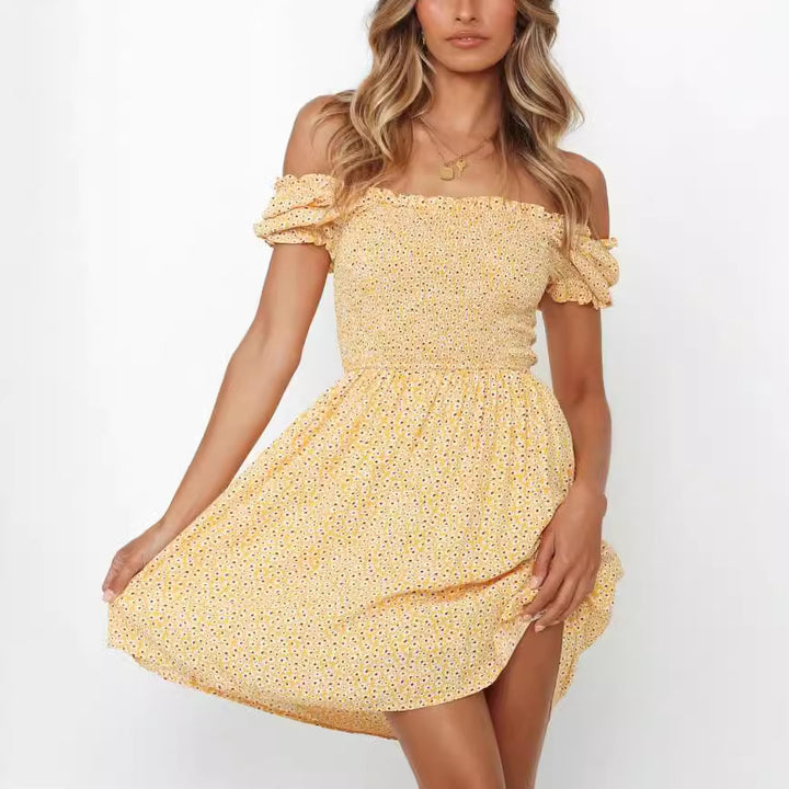 Kvinno Off-Shoulder Sommarklänning med Elastisk Topp och Lekfulla Volangdetaljer-Eva Jonsson