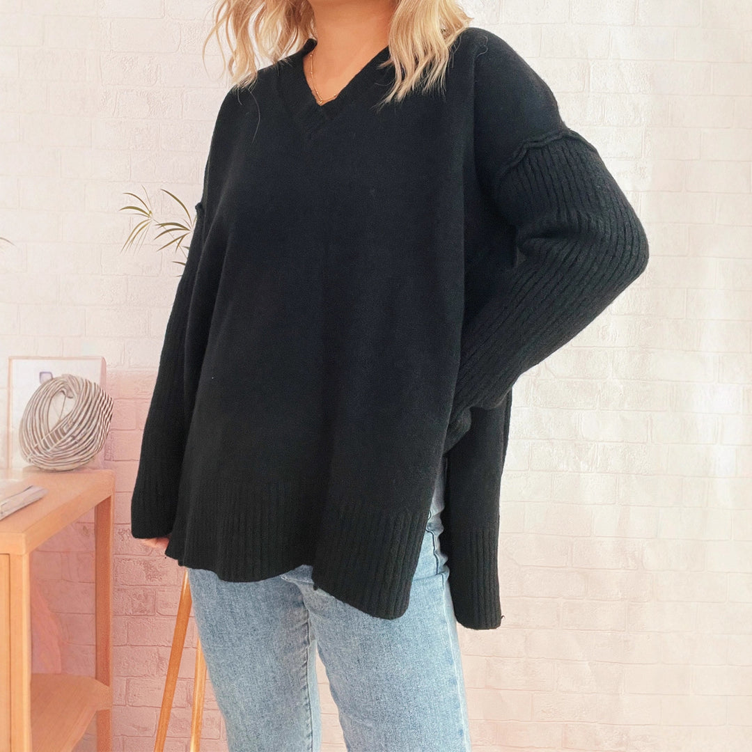 Kvinno V-hals tröja med texturerade ärmar och lös passform Mirla-Eva Jonsson