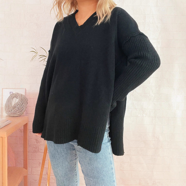 Kvinno V-hals tröja med texturerade ärmar och lös passform Mirla-Eva Jonsson