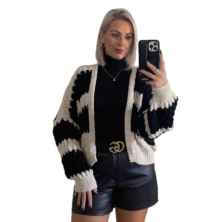 Kvinno avslappnad stickad cardigan med stort kabelmönster och oversized passform Mirla-Eva Jonsson