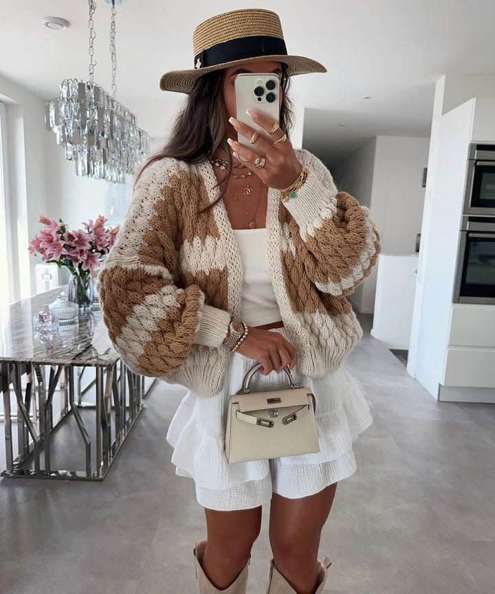 Kvinno avslappnad stickad cardigan med stort kabelmönster och oversized passform Mirla-Eva Jonsson