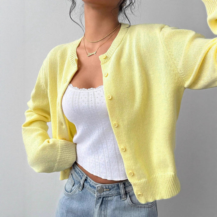 Kvinno cardigan med fin ribbad textur och knäppt design Mirla-Eva Jonsson